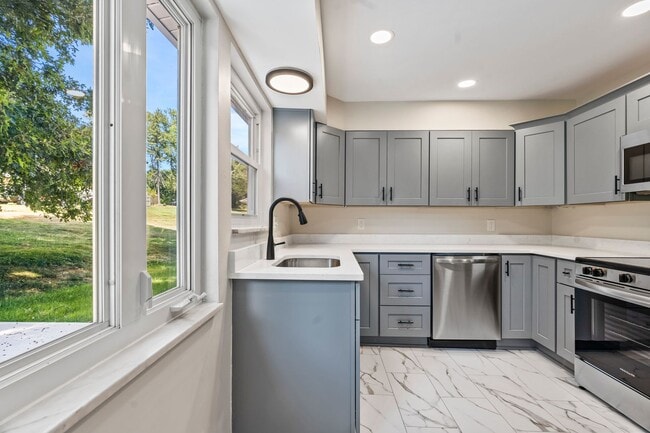 Building Photo - Beautifully Renovated 4 Bed/ 2 Bath with 2 Car Garage