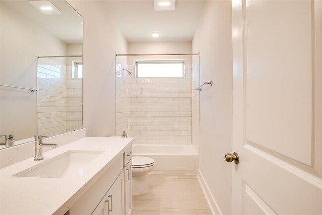 Building Photo - 2900 Miletto Dr