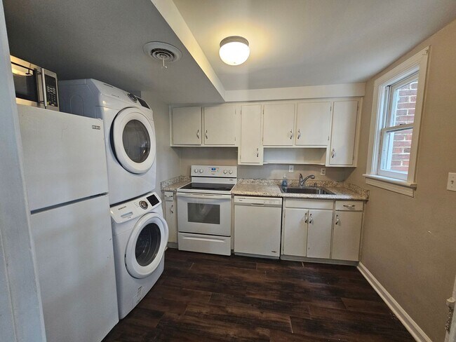 Building Photo - NEW LISTING!!!! Dont Miss Out