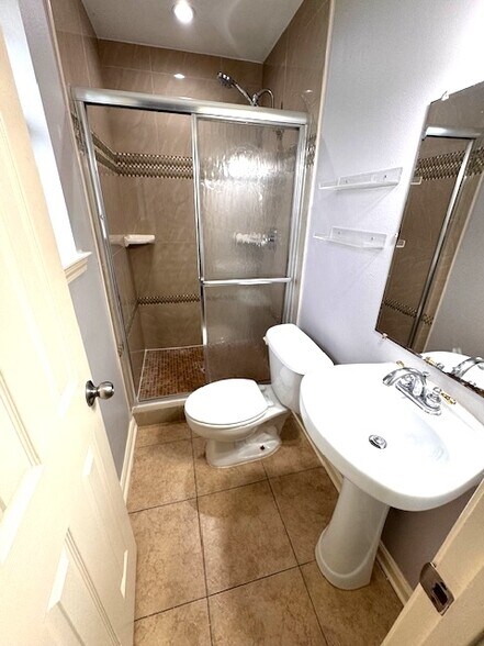 Primary bedroom bath - 3616 Gallo Dr