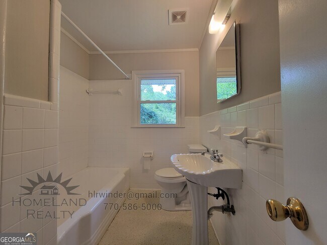 Building Photo - 432 Lakeview Dr SW