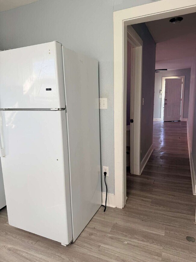 Building Photo - Well located One bed/One bath with in Unit Laundry