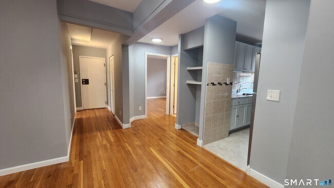 Building Photo - 16-20-20 Townley St