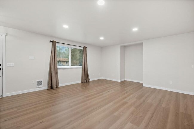 Building Photo - Light & Airy 2-Bedroom Olympia Home with Private Baths & Spacious Backyard!