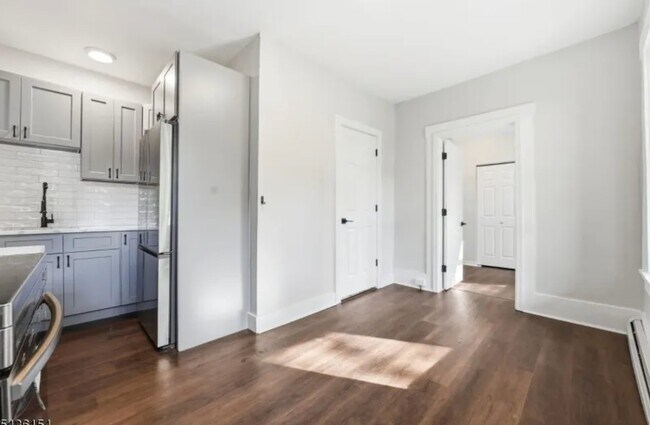Building Photo - 60 Brainard St