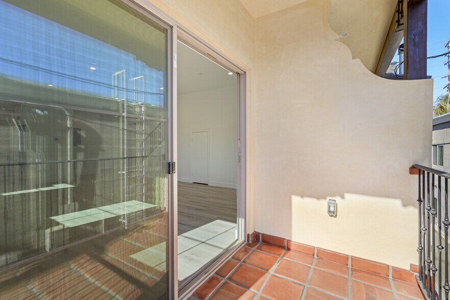 Building Photo - 11474 Moorpark St
