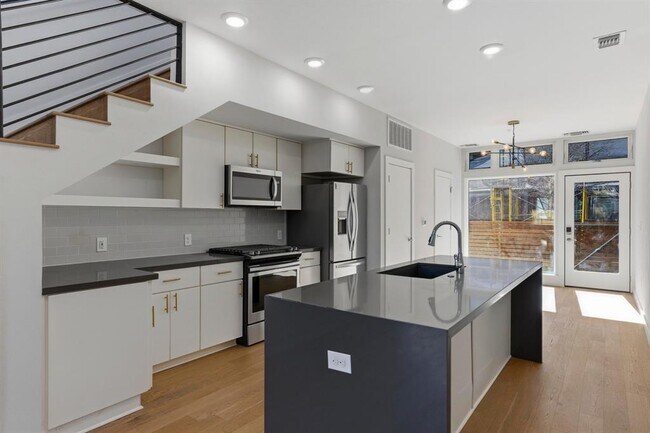 Building Photo - 2002 E 7th St