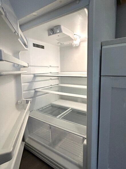 Immaculatly clean refrigerator - 1344 E Sherwood Dr