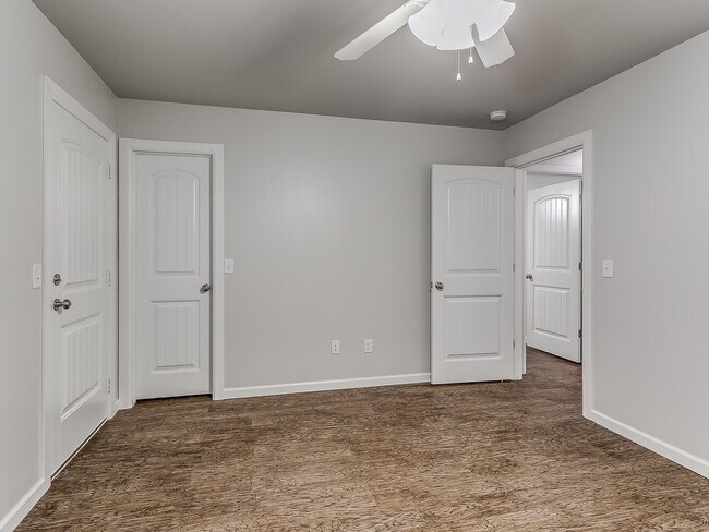 Building Photo - 2 Bedroom, 2 Bathroom, 1 Car Garage Duplex...