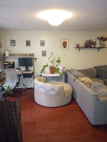 Large living room with fireplace - 2050 SW Pheasant Dr