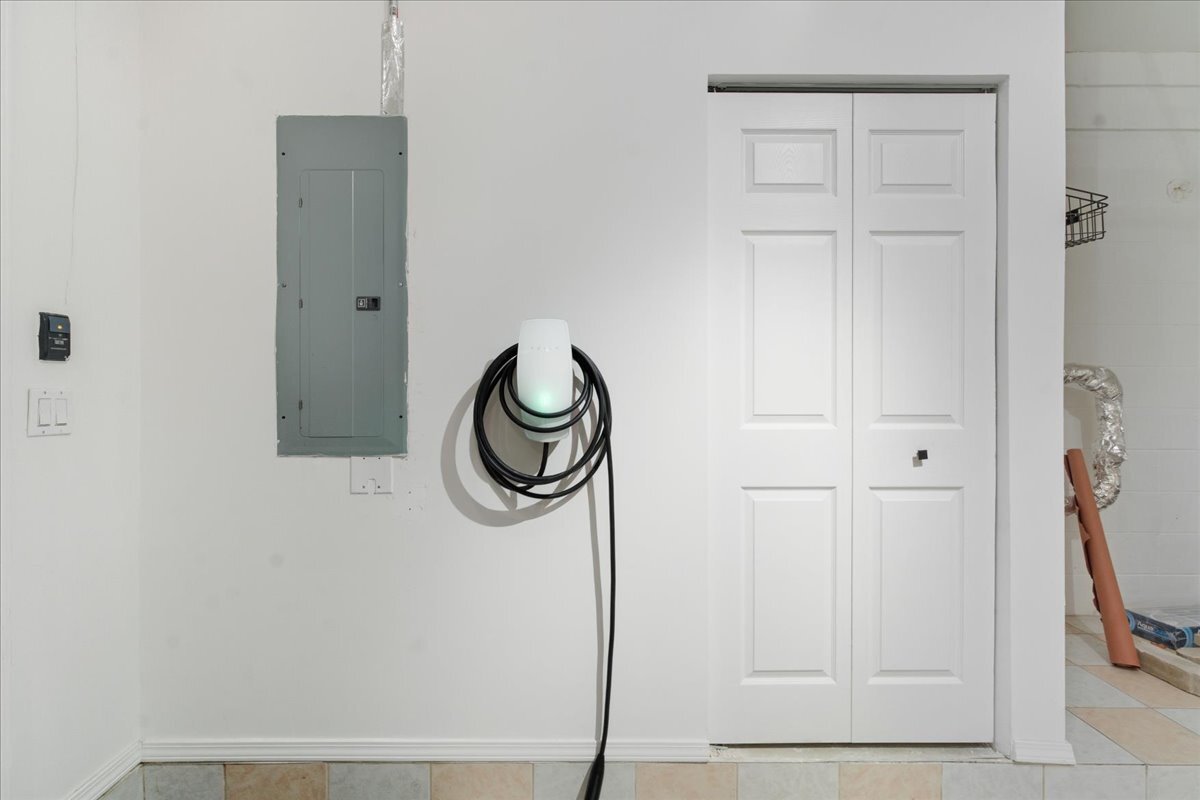 Building Photo - 841 W 14th Pl