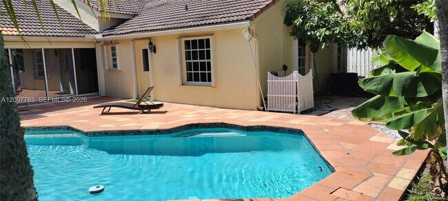 Building Photo - 659 Verona Pl