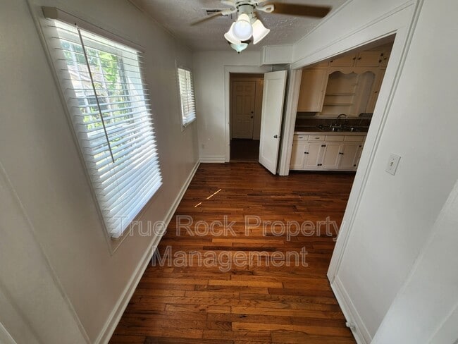 Building Photo - 1112 E Corona St