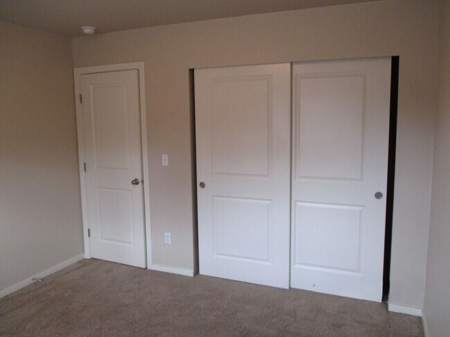 Building Photo - Beautiful 3 bed 2.5 bath home in South Hill Puyallup