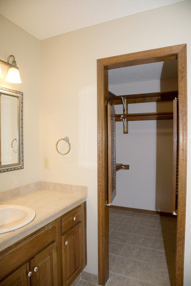 Building Photo - 1129 Troon Dr E