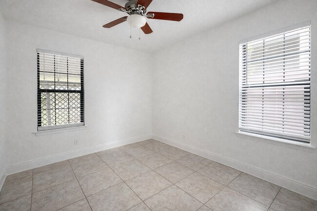 Building Photo - 3 BED 1.5 BATH NEW MANAGEMENT!!!