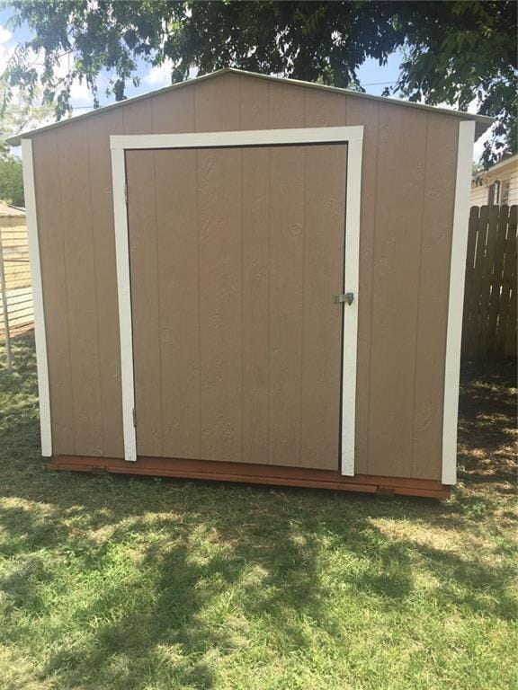 Building Photo - 3 bedroom, 1 bath, NEW hardwood floors!
