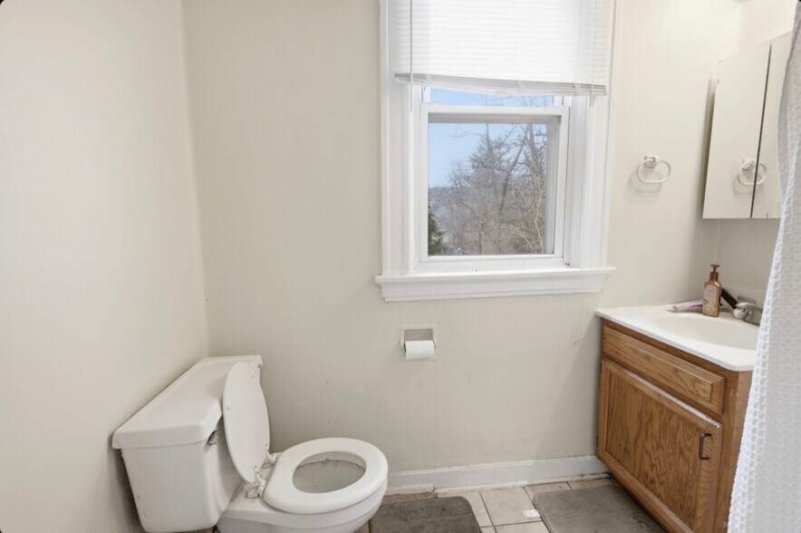 Building Photo - 132 Parker St