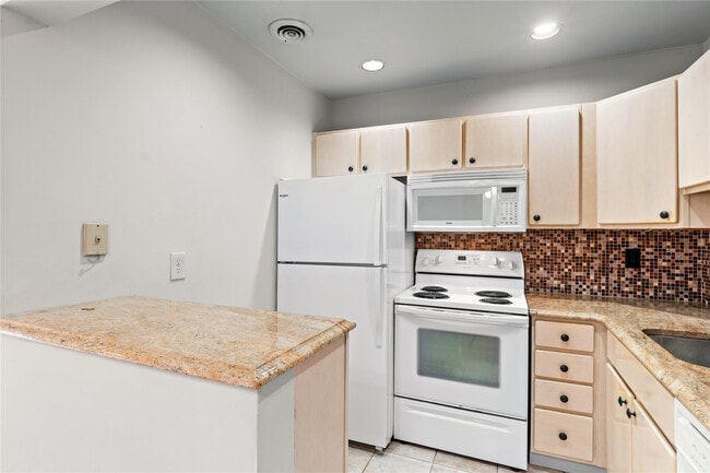 Building Photo - 140 Cypress Club Dr