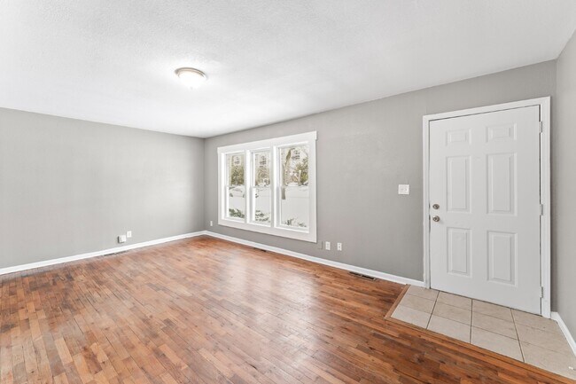 Building Photo - 2 Bedroom Home with Spacious Fenced In Yard!  1st Month's Rent is Free!*