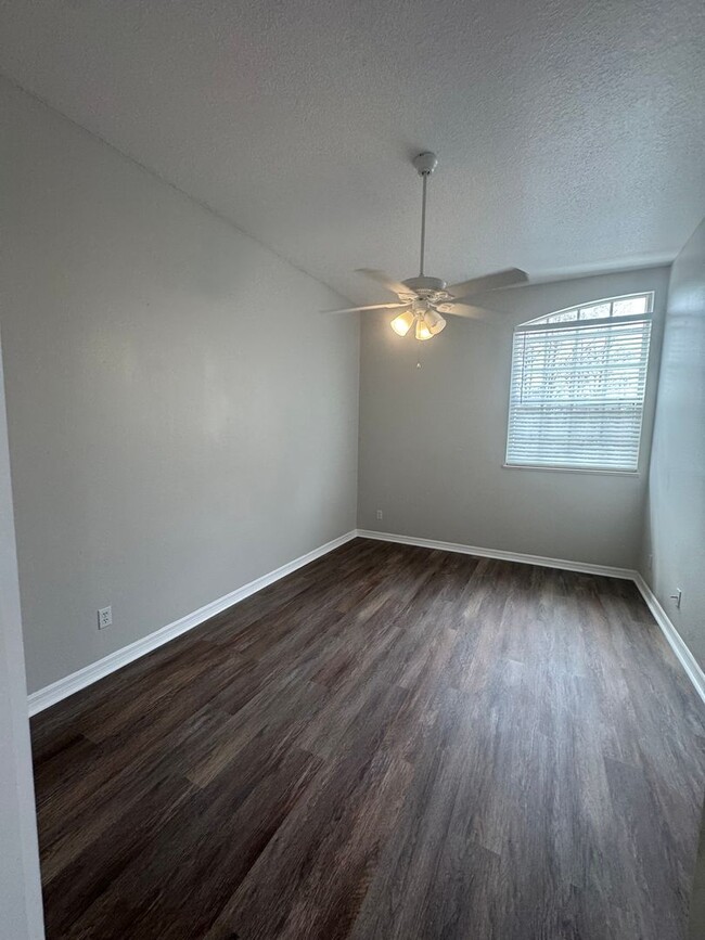 Building Photo - 3 BD / 2BA WATER VIEW CARRIAGE TOWNHOME