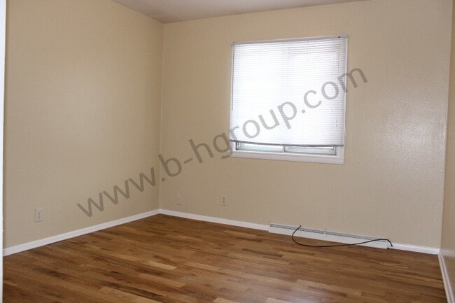 Building Photo - Desirable Southside Location!