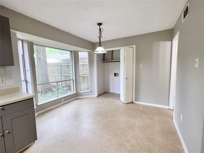 Building Photo - 2033 Sandy Knoll Dr