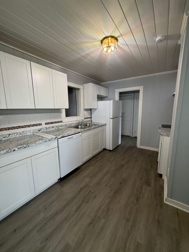 Building Photo - Location!!