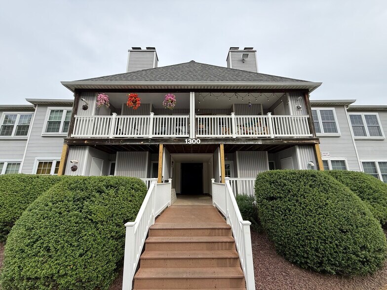 Building Photo - 1301 Waters Edge Dr