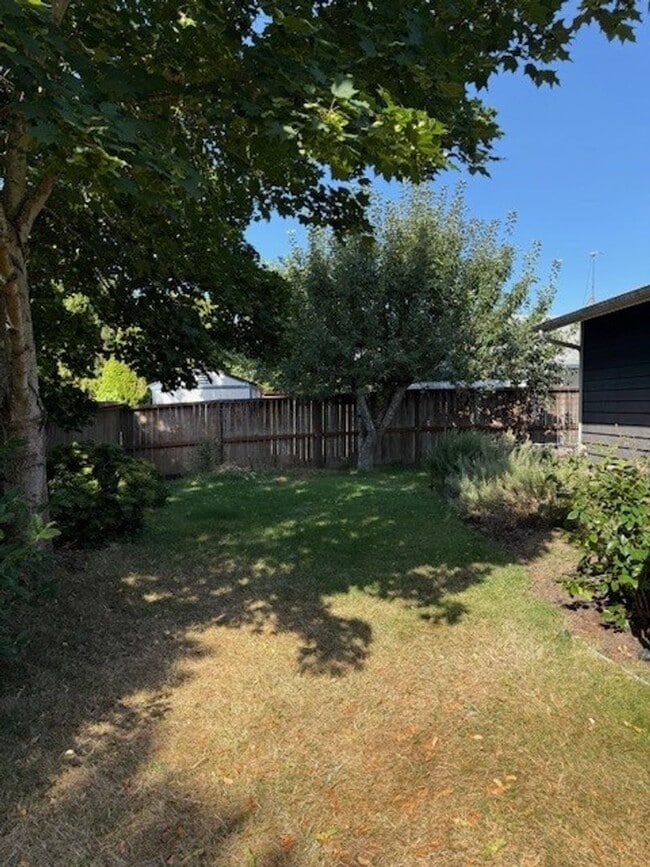 Building Photo - 3 Bedroom House Within Walking Distance to...