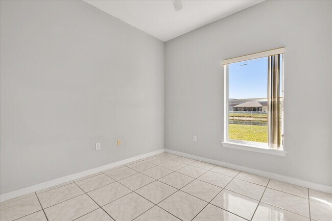 Building Photo - 1000 Vaquero Ln