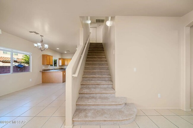 Building Photo - 4 bed/3bath in desirable Paseo Del Rio Community