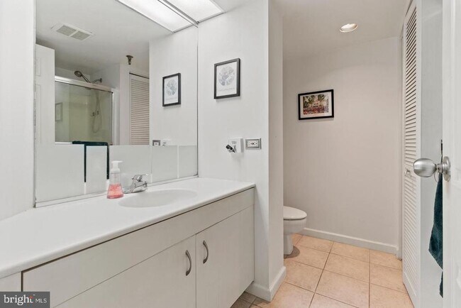 Building Photo - 2001 Hamilton St