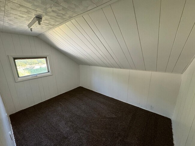 Building Photo - Spacious 3-Bedroom, 1-Bathroom Home with Pole Building – $1,525/Month