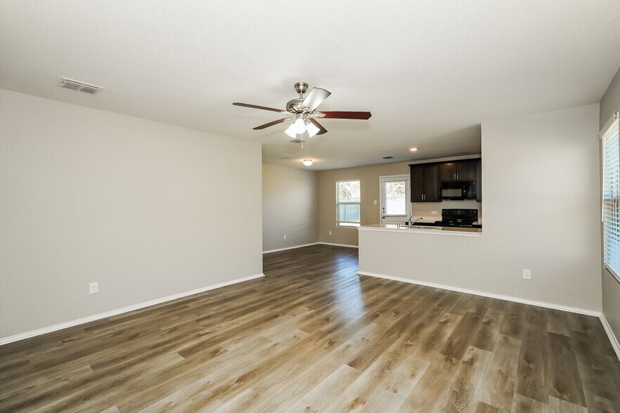 Building Photo - 1153 Skyline Dr