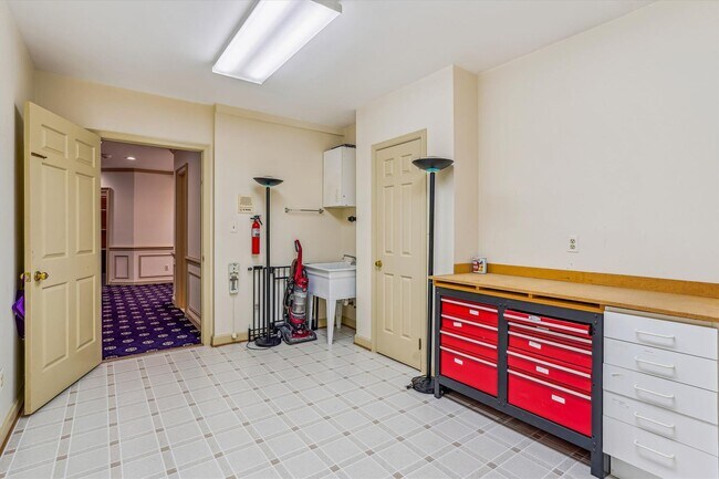 Building Photo - Magnificent 5 Bedroom, 4.5 Bathroom Bethes...