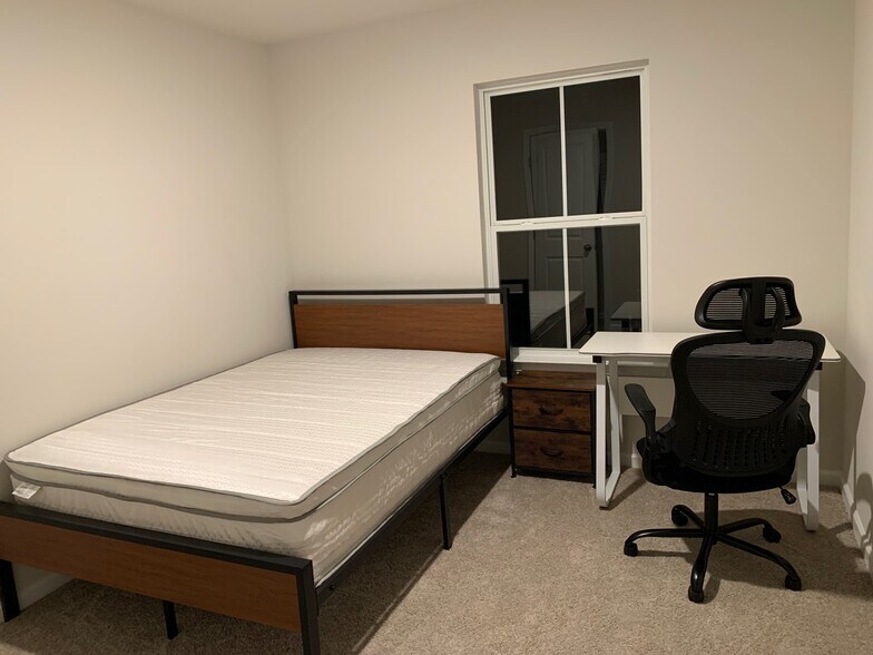 Building Photo - 1086 W Bank St