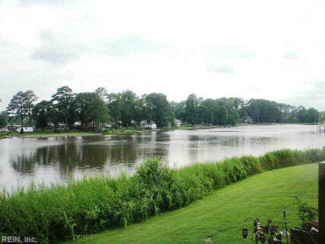 Building Photo - 2 BED / 1.5 BATH CONDO