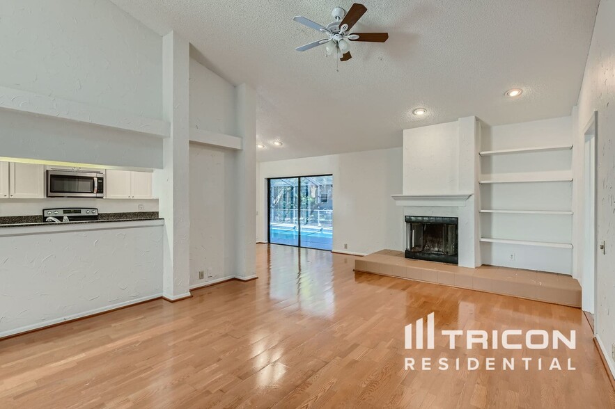 Building Photo - 16147 Vanderbilt Dr