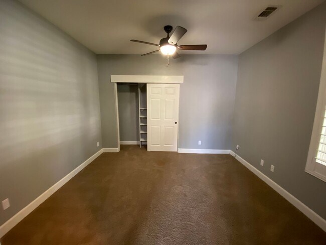 Building Photo - NW Visalia Home Rent Ready! !
