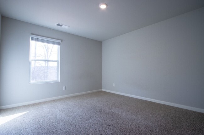 Building Photo - 325 Park W Blvd