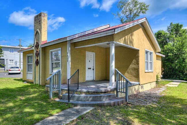 Building Photo - Charming 2-Bed with Spacious Living - PET ...