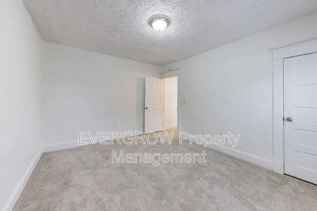 Building Photo - 413 N Oxford St