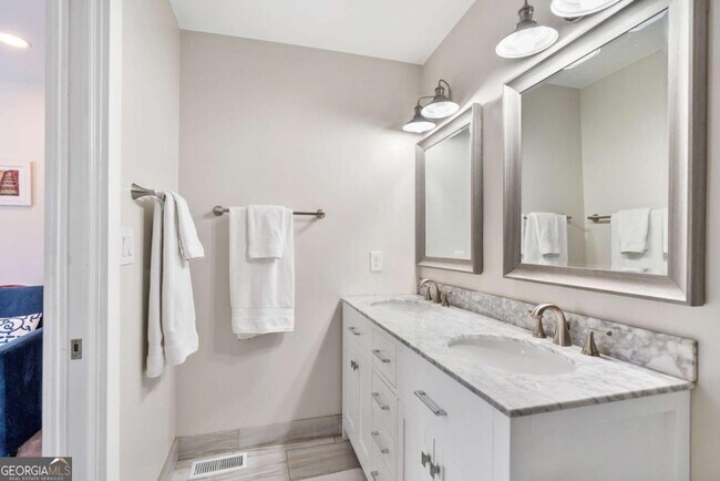 Building Photo - 2026 Harwinor Rd SE