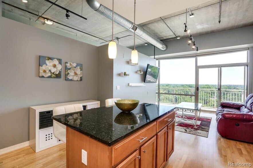 Building Photo - 350 N Main St