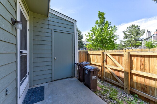 Building Photo - Beautiful 2 bed 2 bath townhome with carport in desirable Hearthwood Neighborhood With Pool!!