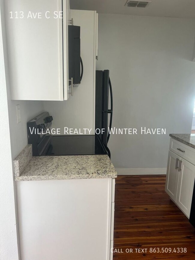 Building Photo - Ease in to this Quaint 2 Bedroom 1 Bath in...