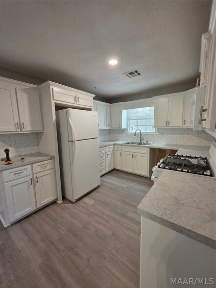 Building Photo - 744 Ledyard Pl