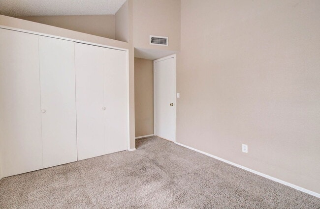 Building Photo - 921 W University Dr