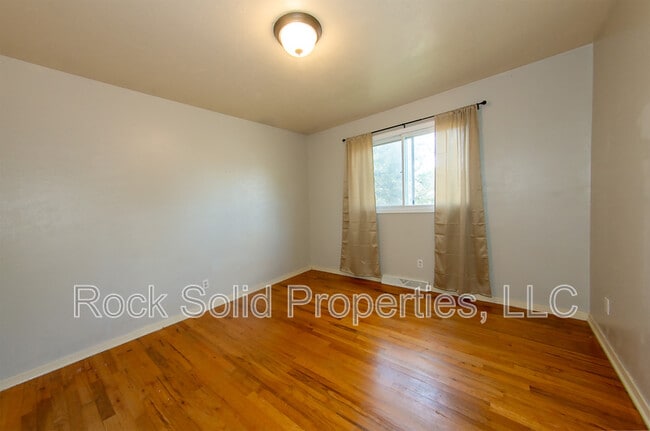 Building Photo - 4507 E 10th St